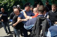 В Киеве строители уничтожили сквер и бросались камнями в журналистов