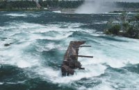 Шторм зрушив до Ніагарського водоспаду баржу, яка застрягла на скелях понад століття тому
