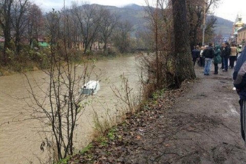 В Рахове автомобиль Mercedes слетел в реку Тиса