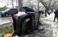 Легковушка врезалась в электроопору в Одессе, двое пассажиров погибли