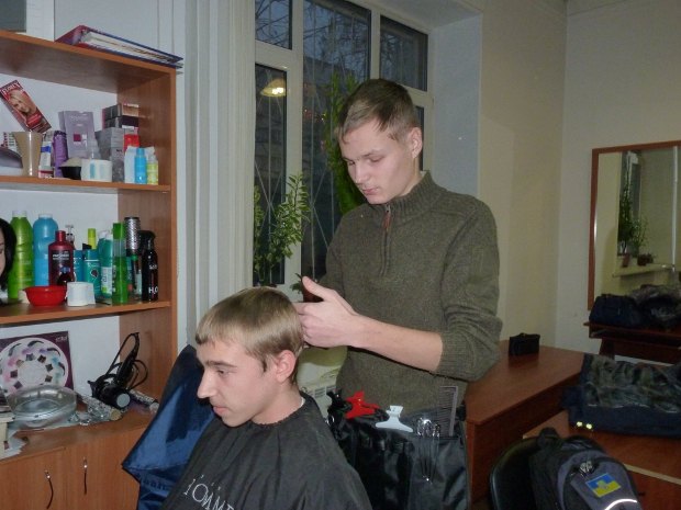 Юрий практикует навыки парикмахера на друзьях