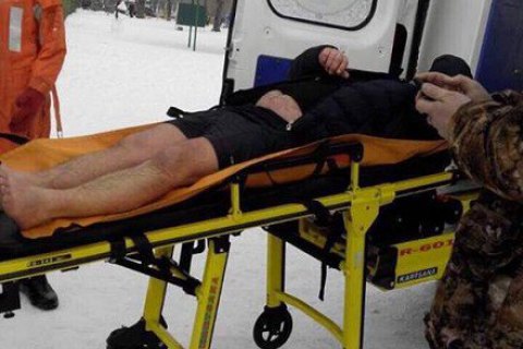 В Днепре во время ныряния в прорубь мужчина сломал ногу