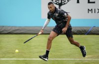 На турнире в Лондоне теннисист исполнил пижонский, но результативный удар