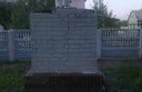 В Чугуеве памятник Ленину разрезали пополам