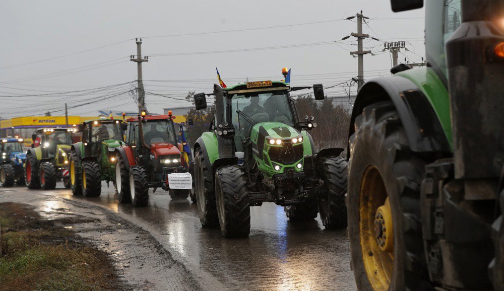 Румунські фермери повільно їдуть на своїх тракторах і так блокують дорогу в селі Афуматі, під'їзна дорога за 20 км від Бухареста, Румунія, 21 січня 2024 р.