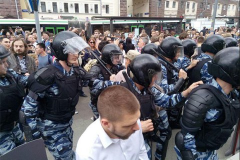 У Петербурзі заарештували чоловіка за удар кулаком по бронежилету під час антикорупційного мітингу