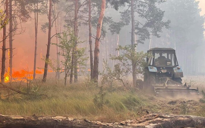 Понад пів сотні рятувальників гасять пожежу в Андріївському урочищі на Миколаївщині