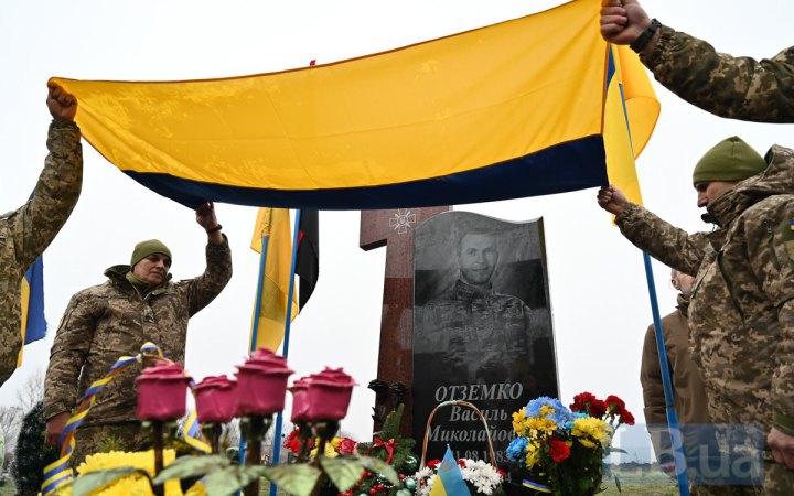 Місце Василя: як Аліна Отземко виборола право на памʼять для чоловіка