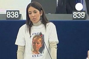 Евродепутат в футболке с Тимошенко требовала ее освобождения