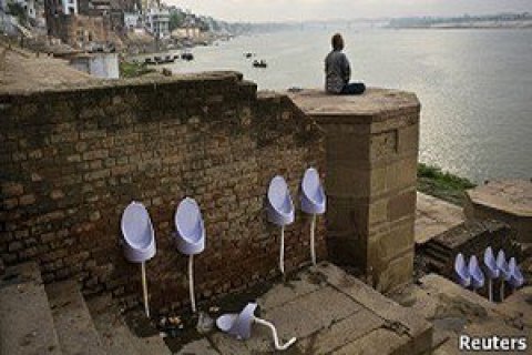 Высший суд Индии запретил выбрасывать мусор в реку Ганг