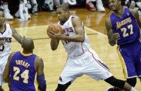 НБА: Кравцов поучаствовал в разгроме "Лейкерс", Джеймс усмирил "ястребов"
