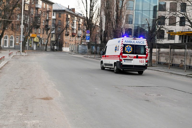 Медична швидка допомога на вулиці в Києві.