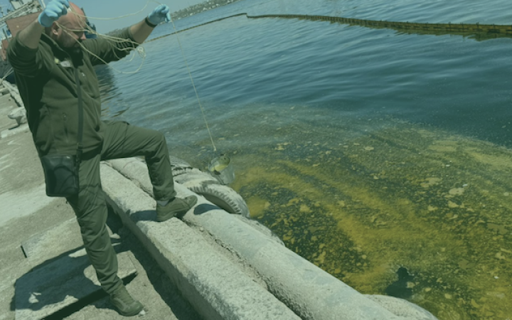 У Чорноморську внаслідок обстрілу стався вилив олії у море 