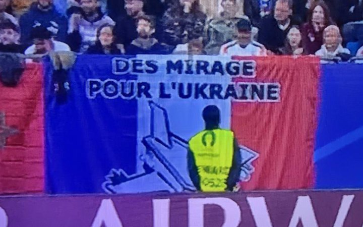 На матчі Євро-2024 вболівальники із Франції вивісили прапор з антиукраїнським закликом