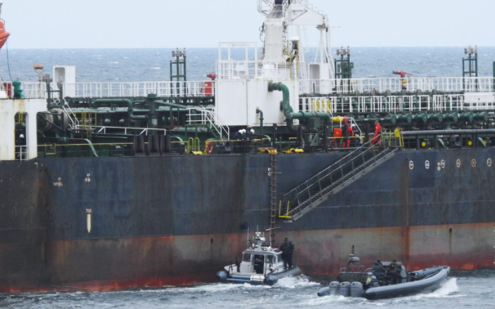 Швеція затримала підсанкційний танкер Flora 1, який підозрюють у розливі нафти в Балтійському морі