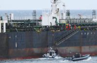 Швеція затримала підсанкційний танкер Flora 1, який підозрюють у розливі нафти в Балтійському морі