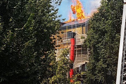 В Лондоне загорелся недостроенный четырехэтажный жилой комплекс