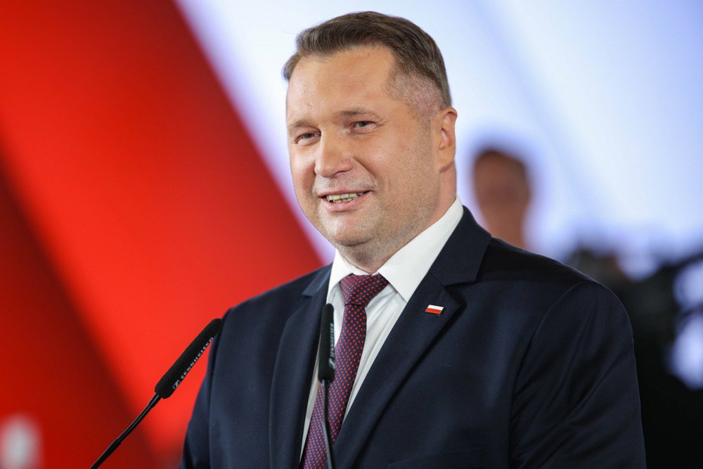 Пшемислав Чарнек, кандидат у прем’єр-міністри від партії «Право і справедливість» на парламентських виборах у Польщі 2027 року, виступає на з’їзді партії у Кракові, 7 березня 2026 року.