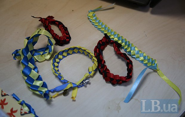 Патриотические браслеты для бойцов плетут дети