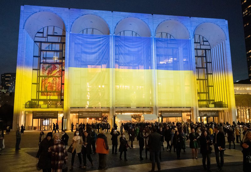 Фасад Metropolitan Opera освітлений кольорами українського прапора на знак підтримки, 15 березня 2022.