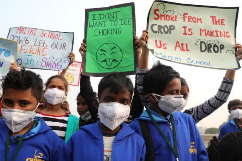 У столиці Індії школярі пройшли маршем через смог
