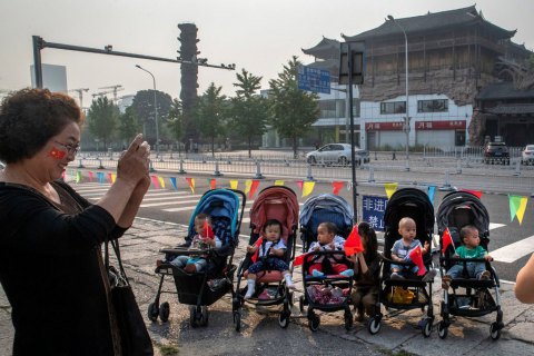 Народжуваність у Китаї впала на третину у 2020-му