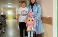 Бабусю з онукою, яких окупанти вивезли до Білорусі, вдалося відправити на лікування закордон