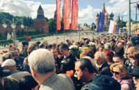 В Москве активисты возложили цветы к месту гибели Бориса Немцова