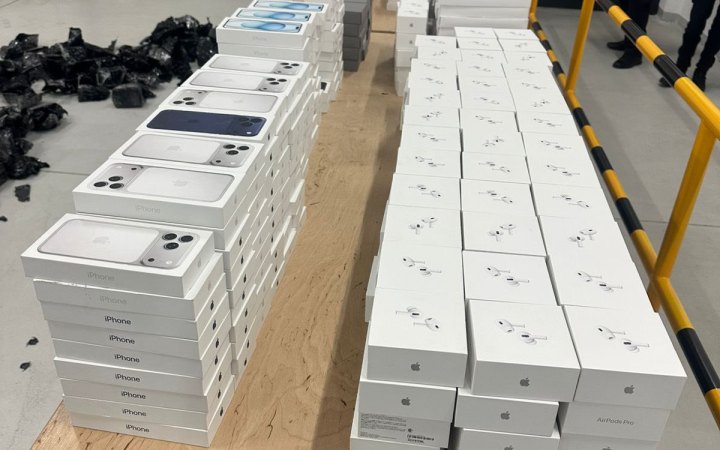 На Львівщині митники викрили контрабанду айфонів на 35 мільйонів гривень