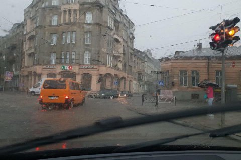 Улицы Львова затопило после сильного ливня