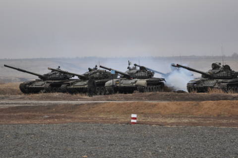 Російська армія провела танкові навчання з бойовими стрільбами біля кордонів України і в Криму