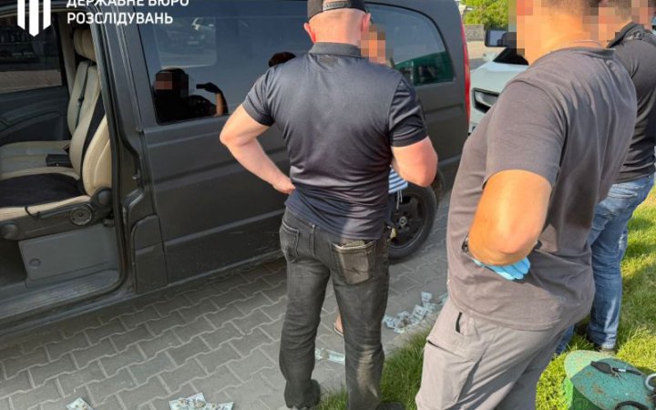 На Тернопільщині місцевий депутат допоміг “зняти” з військового обліку понад 15 ухилянтів