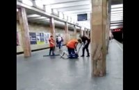 У київському метро поліцейський кийком побив чоловіка