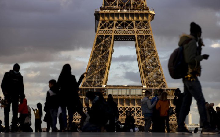 Франція готується до зими: світло на Ейфелевій вежі вимикатимуть на годину раніше
