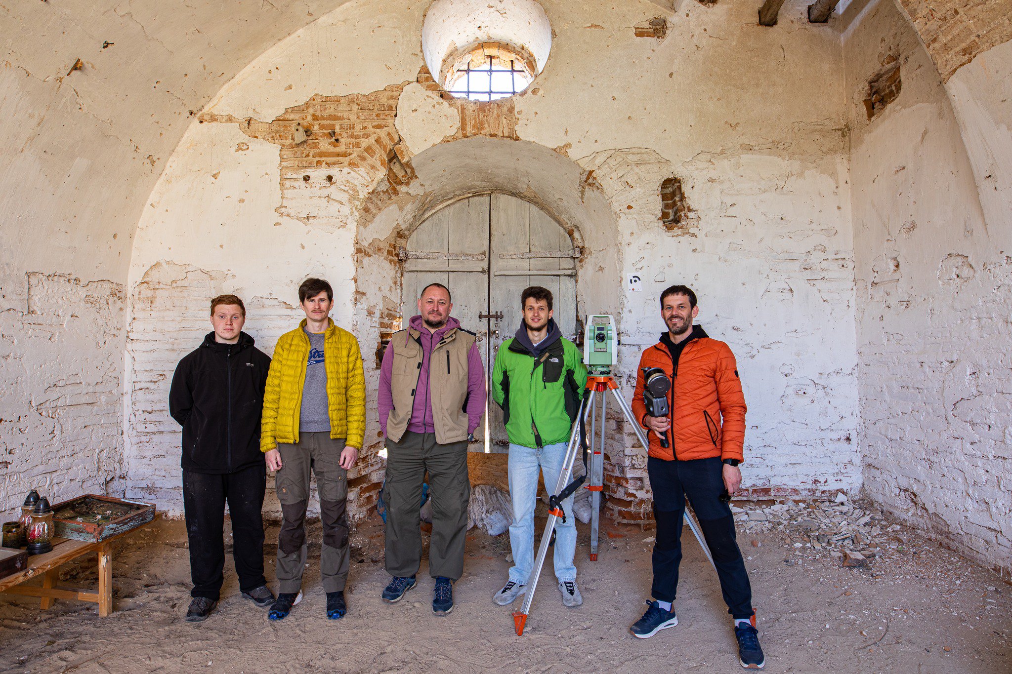 Команда з оцифровування з лідарним сканером у Троїцькій церкві в селі Гостролуччя на Київщині