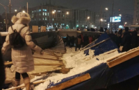 В Москве у станции метро обрушились деревянные леса, около десяти пострадавших