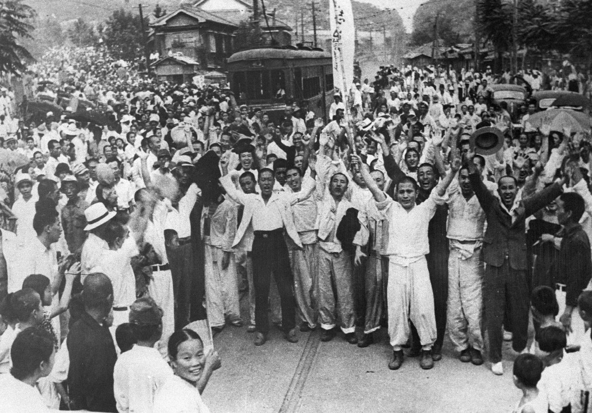Корейці святкують своє звільнення від японської окупації, серпень 1945 року