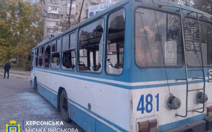 Під ранковий обстріл Херсона потрапив громадський транспорт 