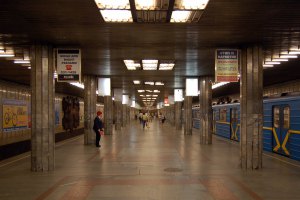Станцію метро "Петрівка" зачинили через "мінування"