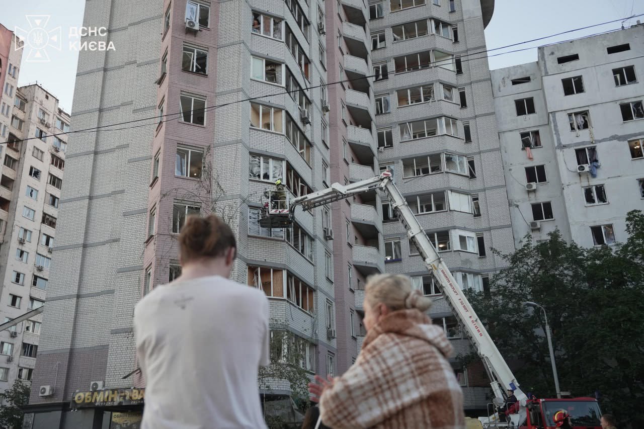 Пошкоджений будинок, на місці обстрілу у Дарницькому районі Києва