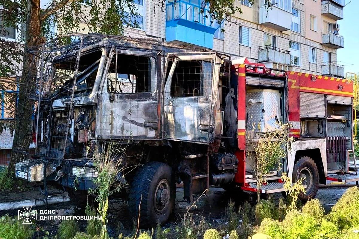 Пошкоджений росіянами автомобіль рятувальників