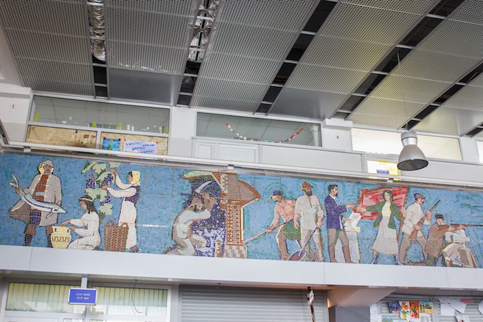 Фрагмент мозаїки &quot;Від скіфів до космосу&quot; Віктора Арнаутова в аеропорту Маріуполя (зараз зачинений)