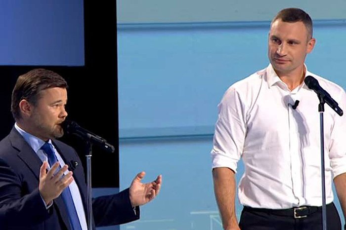 Руководитель Офиса президента Андрей Богдан и мэр столицы Виталий Кличко во время батла на политическом шоу «Свобода слова»