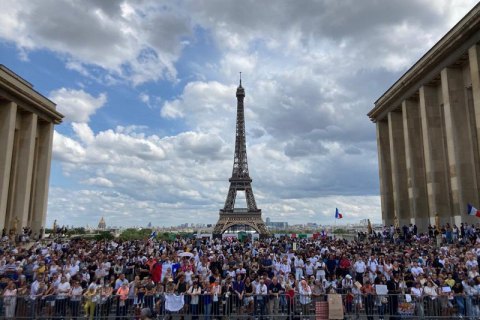 Во Франции на фоне протестов приняли закон об обязательной COVID-вакцинации медиков