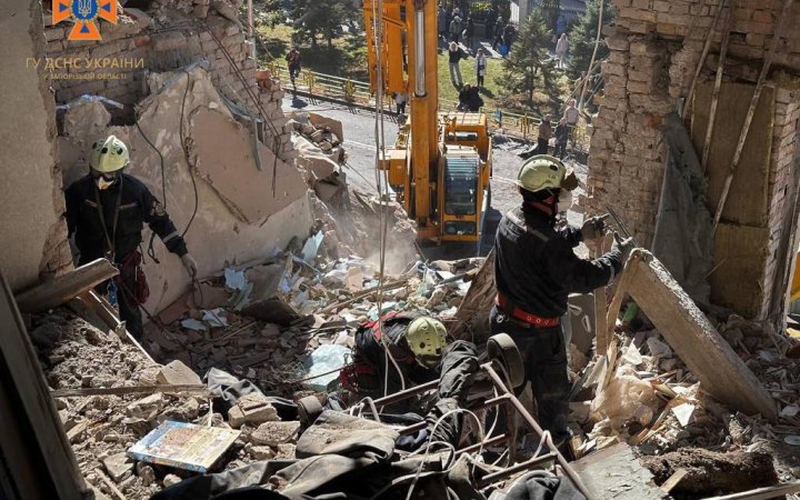 Ракетний удар по Запоріжжю: пошуково-рятувальні роботи завершились, загинуло п’ять людей