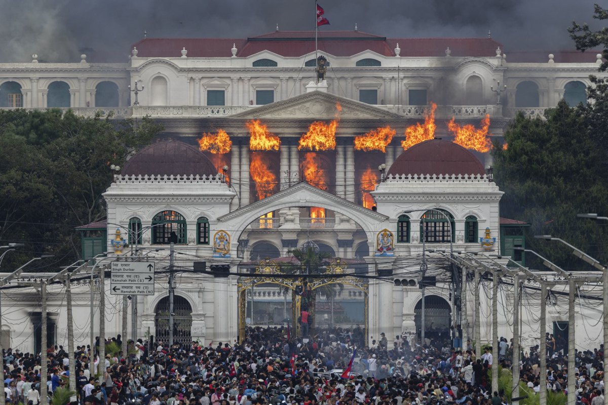 «Повстання покоління Z у Непалі» : Пожежа в Сінгха Дурбар: протестувальники увірвалися і підпалили урядовий комплекс під час протестів у Катманду, Непал.