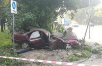 Во Львове 21-летняя девушка, скрываясь с ДТП, сбила электроопору, врезалась в дерево и погибла