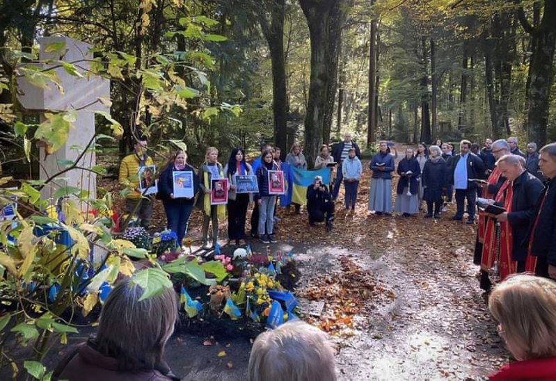 Ушанування пам’яті Степана Бандери на його могилі до дати вбивства провідника УПА 15 жовтня