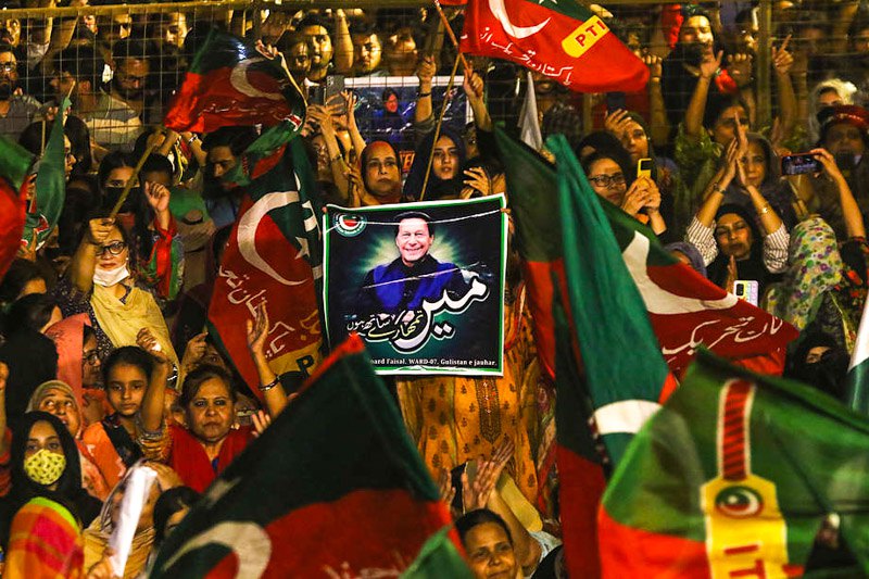 Антиурядовий мітинг опозиційної партії «Пакистан Техрік-е-Інсаф» після того, як Імран Хан скасував голосування за вотум недовіри уряду, Карачі, 10 квітня 2022 р.