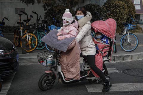 Китайцам разрешат иметь троих детей
